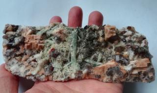 石榴石矿物包体啥意思 石榴石是水晶吗